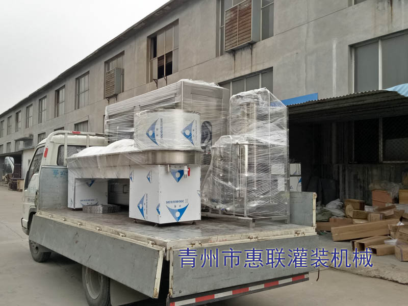 山西客戶訂購的醬油醋灌裝機已發貨