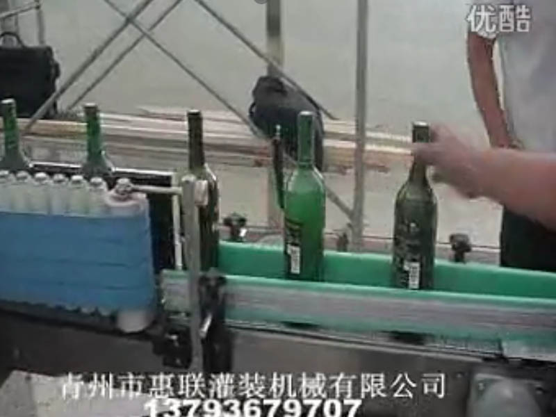 安徽全套果酒灌裝機生產線安裝調試中